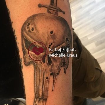 Tattoo Totenkopf mit Schwert auf dem Arm