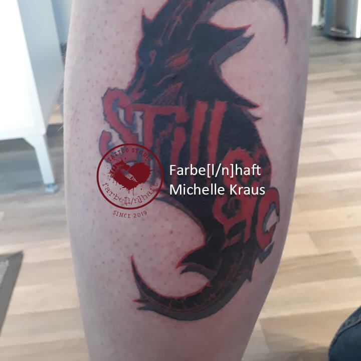 Tattoo auf Bein mit Schriftzug stil sic