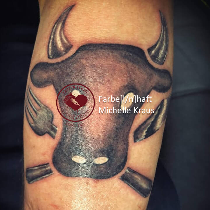 Tattoo Tim Mälzer Logo auf einer Wade
